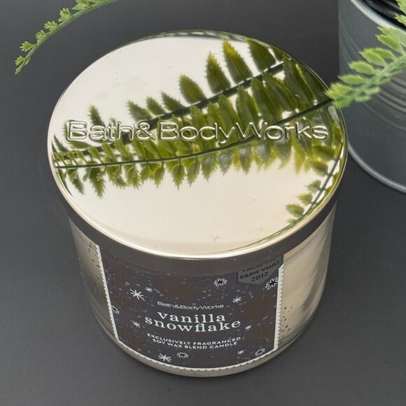BBW Vanilla Snowflake Bath & Body Works 3 Wick Candle - Picture 4 of 10